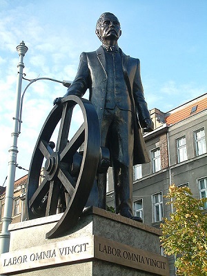 Pomnik Cegielskiego z inskrypcj "Praca zwycia wszystko"