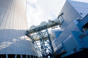 Kana� spalinowy przystosowany do przy��czenia instalacji CCP (pob�r i zrzut spalin). W ni�szej cz�ci metalowej konstrukcji wida� cz�� instalacji wody ch�odz�cej dla CCP. �r�d�o: pgegiek.pl