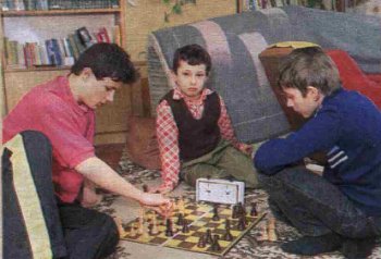 Przemek (z lewej), Krzy� (po �rodku) -
utalentowani szachi�ci.