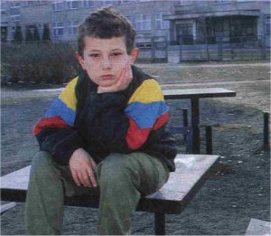 Krzy� przed szko�� do kt�rej powinien ucz�szcza� i kt�ra powinna by� �wiecka...