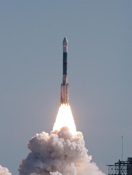 Start rakiety Boeing Delta II z prbnikiem Deep Impact. Cape Canaveral Air Force Station, Floryda, stycze 2005