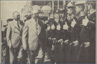 Edward Gierek i Piotr Jaroszewicz przechdz przed frontem okrtowej warty honorowej na pokadzie Niszczyciela „Warszawa". W ramach obchodw Dni Morza E. Gierek uczestniczy w zanurzeniu okrtu podwodnego „Sok". Foto: bosm. sztab. St. Pudlik. Bandera — Tygodnik Marynarki Wojennej, 2 grudnia 1973.