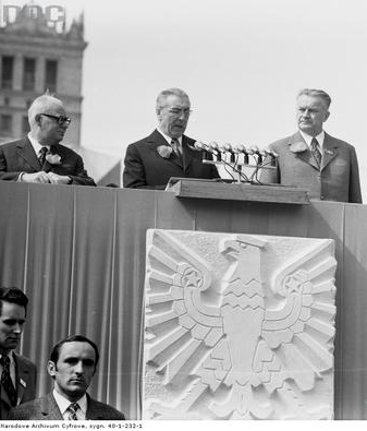 Na trybunie honorowej od lewej stoj: prof. Henryk Jaboski, I sekretarz KC PZPR Edward Gierek (przemawia), premier Piotr Jaroszewicz. 1 maja 1973. NAC