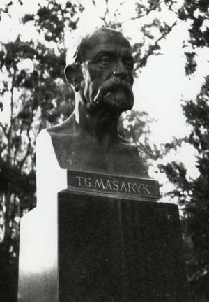 Tomáą Garrigue Masaryk (1850-1937) — pierwszy i najdłużej urzędujący prezydent Czechosłowacji (1918-35), zwano go ojcem niepodległej Czechosłowacji lub „Tatiček" (ojczulek). W Czechach jest do dzisiaj niekwestionowanym autorytetem. Z wykształcenia filozof, z przekonań racjonalista i humanista, skupiający się na etyce praktycznej. Na zdjęciu pomnik TGM w San Francisco.