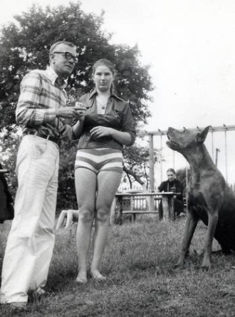 Nienacki ze sw� nastoletni� muz� i kochank�, Alicj� Janeczek. Zob. Pan Samochodzik, tajne s�u�by i m�oda kochanka