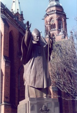 pomnik Wojtyy przed katedr w Legnicy