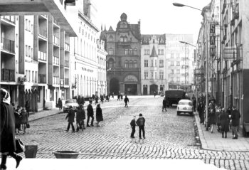 Rynek. Zwr uwag na szyny tramwajowe.
