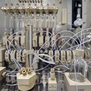 Ca�kowicie zautomatyzowany syntezer do przeprowadzania chemicznych reakcji syntetycznych, kt�rych celem jest wyprodukowanie radiofarmaceutyku. Urz�dzenie dzia�a w O�rodku Produkcji i Bada� Radiofarmaceutyk�w przy �rodowiskowym Laboratorium Ci�kich Jon�w Uniwersytetu Warszawskiego.(�r�d�o: �LCJ UW, Grzegorz Krzy�ewski)