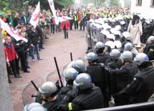 Policja otaczaj�ca szczelnym
kordonem taczk� z kuk�� burmistrzyni