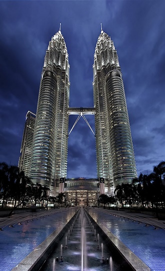 Petronas Twin Towers w Kuala Lumpur — najwysze bliniacze wiee wiata o wysokoci 452 m., nawizujce do sztuki islamskiej, nale do firmy Petronas — narodowego przedsibiorstwa naftowego Malezji, ktre wedug rankingu Fortune jest najbardziej zyskownym przedsibiorstwem Azji; Financial Times uzna Petronas za najbardziej wpywowe pastwowe przedsibiorstwo naftowe z krajw spoza OECD