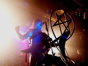 Adam Darski z zespou Behemoth w czasie Polish Apostasy Tour 2007 w Mega Clubie w Katowicach