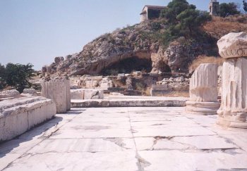 Wejcie do kompleksu sakralnego w Eleusis, widok na grot