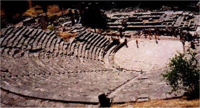 Delfy, teatr, poni�ej �wi�tynia Apolla