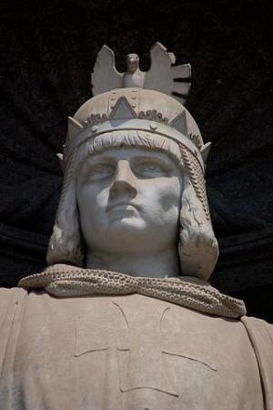 Pomnik Fryderyk II w Neapolu (fot. Neapolis 93, opublikowano na licencji Creative Commons Attribution-Share Alike 3.0 Unported)