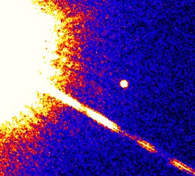Czerwony karze Gliese 229A, w tle brzowy karze Gliese 229B.
NASA