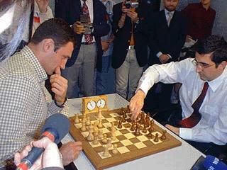 Vitali Klitschko w pojedynku szachowym z Vladimirem Kramnikiem, zdobywc zunifikowanego tytuu Midzynarodowej Federacji Szachowej (FIDE)