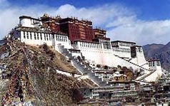 Paac Potala — zimowa rezydencja nominalnych wadcw Tybetu do 1959 roku, kiedy Dalajlama XIV zosta zmuszony do ucieczki w wyniku nieudanego powstania. Pooony w Lhasie obiekt jest najwyej usytuowanym (3700 m n.p.m.) paacem na wiecie, a do czasu utworzenia na jego terenie muzeum by rwnie najwikszym budynkiem mieszkalnym.