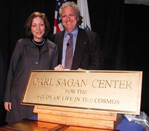 Ann Druyan i Louis Friedman przy kamieniu wgielnym nowego centrum bada Sagana