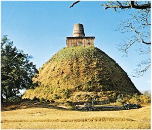 Stupa na Sri Lance, nieprzypadkowo przypomina nasze kopce — konstrukcje te bowiem to pierwotnie typowe kurhany, ktre w cigu wiekw ewoluoway w buddyjskie witynie o rnych funkcjach kulturowych