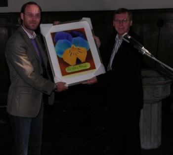 Dirk z prawej z obrazem z logo stowarzyszenia
"Wolna Myl"